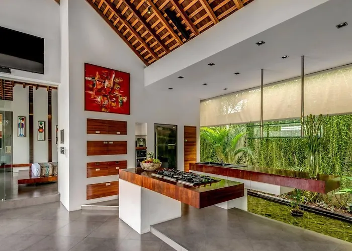 Stunning 4 Bed, Butler Service, Security, Central Villa Seminyak (Bali)