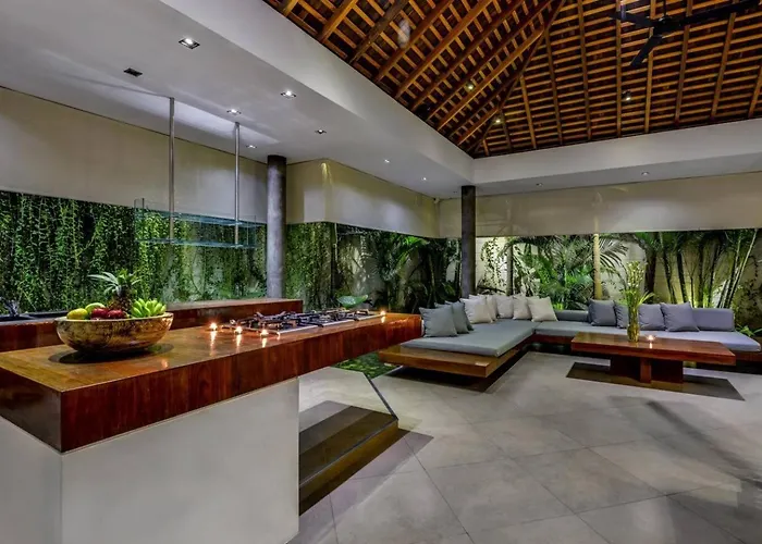Stunning 4 Bed, Butler Service, Security, Central Seminyak (Bali)