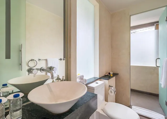 Stunning 4 Bed, Butler Service, Security, Central Seminyak (Bali)
