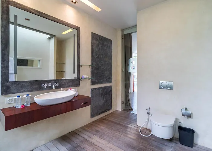 Stunning 4 Bed, Butler Service, Security, Central * Seminyak (Bali)