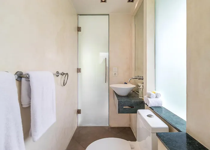 Stunning 4 Bed, Butler Service, Security, Central * Seminyak (Bali)