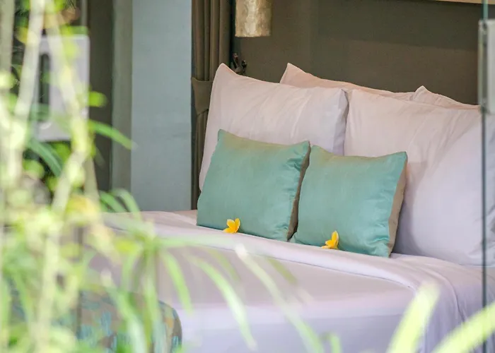 Stunning 4 Bed, Butler Service, Security, Central Seminyak (Bali)
