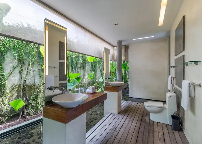 Stunning 4 Bed, Butler Service, Security, Central Villa Seminyak (Bali)