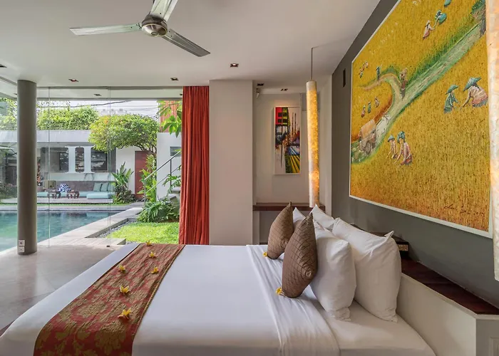 Stunning 4 Bed, Butler Service, Security, Central Seminyak (Bali)