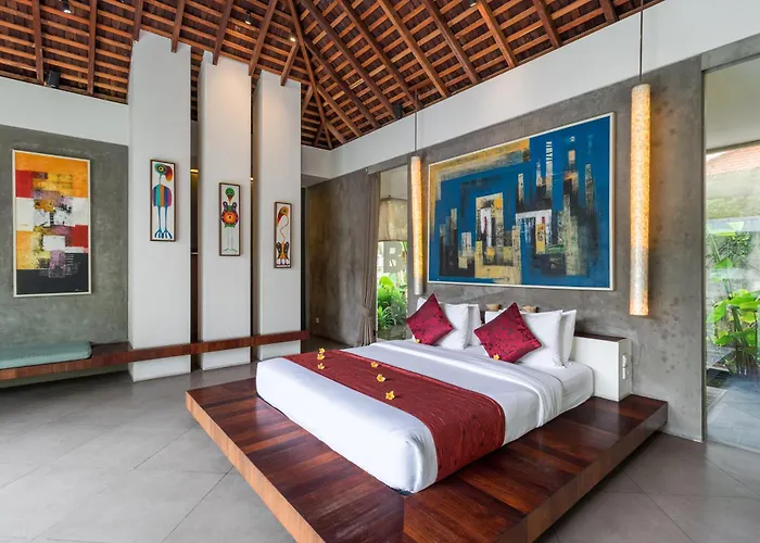 Stunning 4 Bed, Butler Service, Security, Central Seminyak (Bali)