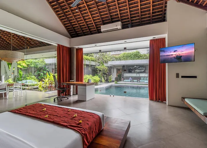 Stunning 4 Bed, Butler Service, Security, Central Seminyak (Bali)